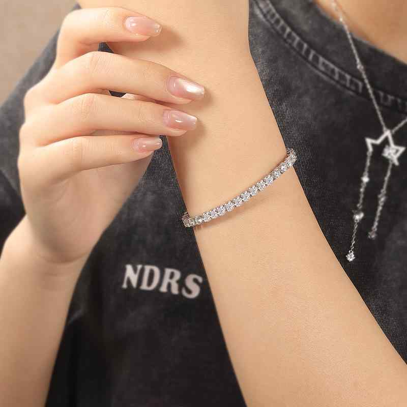 女性用 ブレスレット 銀製 ジルコニア テニスチェーン シンプル 高級感 輝く アクセサリー 普段使い スタイリッシュ 手元 装飾 軽やか ファッション アイテム