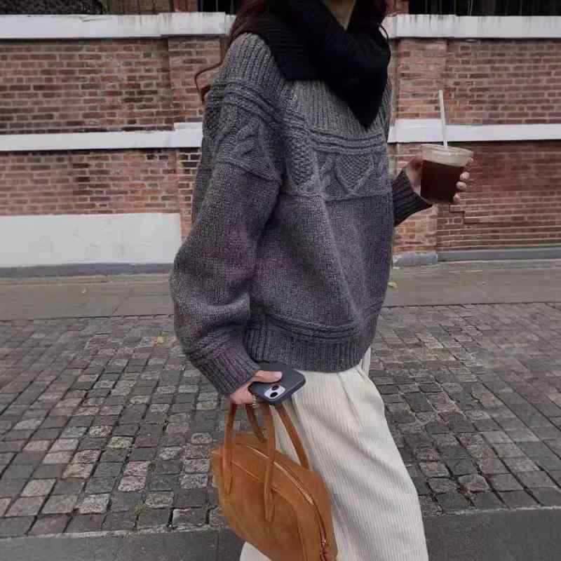 秋冬 女性用 ニットセーター クルーネック ケーブル編み プルオーバー ウール素材 ゆったりシルエット デザイン性 ルーズフィット レイヤード 上着 リラックススタイル 普段使い 暖かみ 柔らかい着心地｜SEIYUショップ