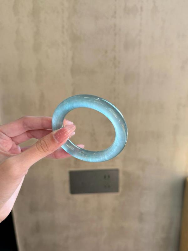 ブレスレット レディース 天然石 バングル アイスジェイド 腕輪 水沫玉 金糸玉 氷透種 宝石風 ジェムストーン アクセサリー 天然素材 高級感 艶やか 透き通る 透明感 ラグジュアリー 豪華 贈り物 腕飾り 繊細 上品 エレガント 普段使い フォーマル｜SEIYUショップ