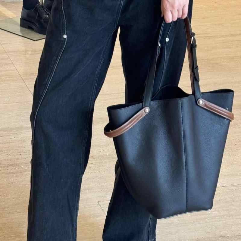 トートバッグ 革 レディース ショルダー バケツ型 大容量 自立 通勤 A4 手提げ 鞄 カバン 2way 斜めがけ 軽量 シンプル 無地 ビジネス オフィス デイリー お出かけ 丈夫 肩掛け シボ感 型崩れしにくい 整理整頓 収納力抜群 旅行 |SEIYUショップ