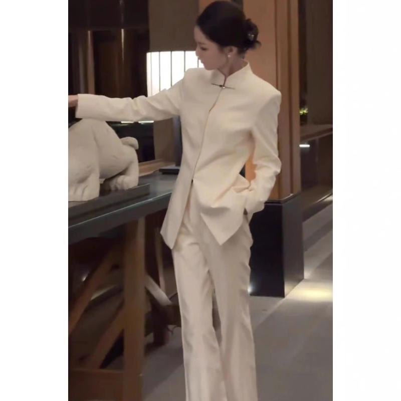 パンツスーツ 女性 上品 高級感 軽やか フォーマル セットアップ 組み合わせ