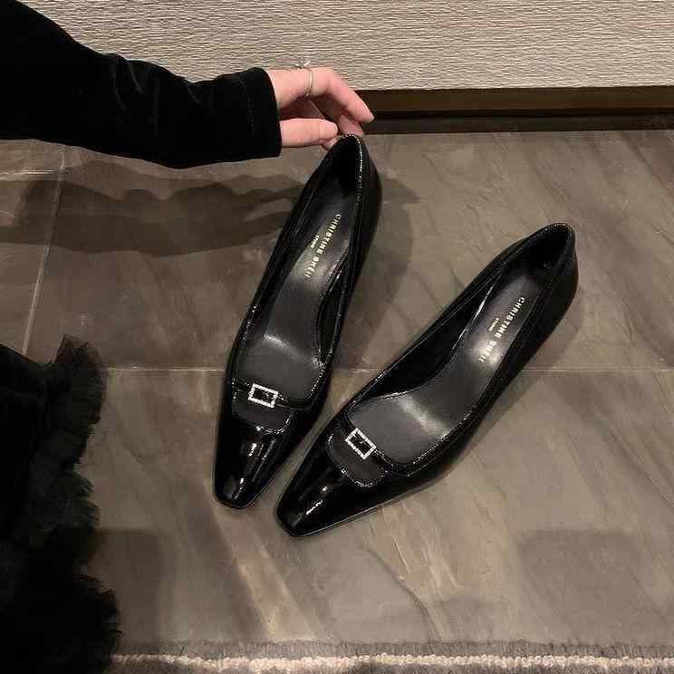 レディース パンプス ポインテッドトゥ 光沢エナメルレザー ラインストーン装飾 細ヒール 通勤用 オフィスシューズ スタイリッシュ シャープデザイン 快適 女性用