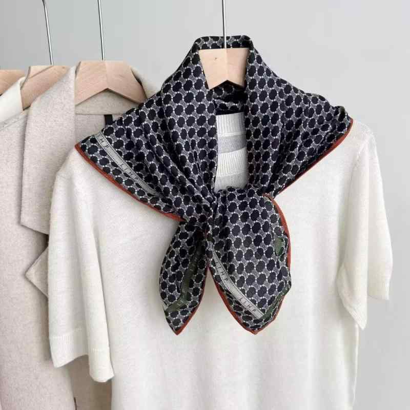 スカーフ シルク カシミア ウール 混紡 オレンジ ポニー トーテム 柄 多用途 小方巾 ネックチーフ 高級感 暖か 柔らかい 首元 アクセサリー 巻き方 自由 軽量 滑らかな 肌触り
