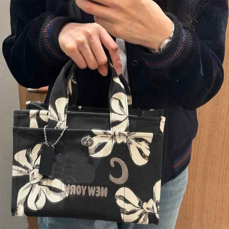 トートバッグ レディース 鞄 ショルダーバッグ ハンドバッグ キャンバス地 リボンプリント カーゴバッグ 2way 斜めがけ カジュアル 欧米 レトロ ヴィンテージ風 マチあり 多機能 収納力抜群 大容量 軽量 丈夫 普段使い 通勤 通学 旅行 アウトド｜SEIYUショップ 9,600円