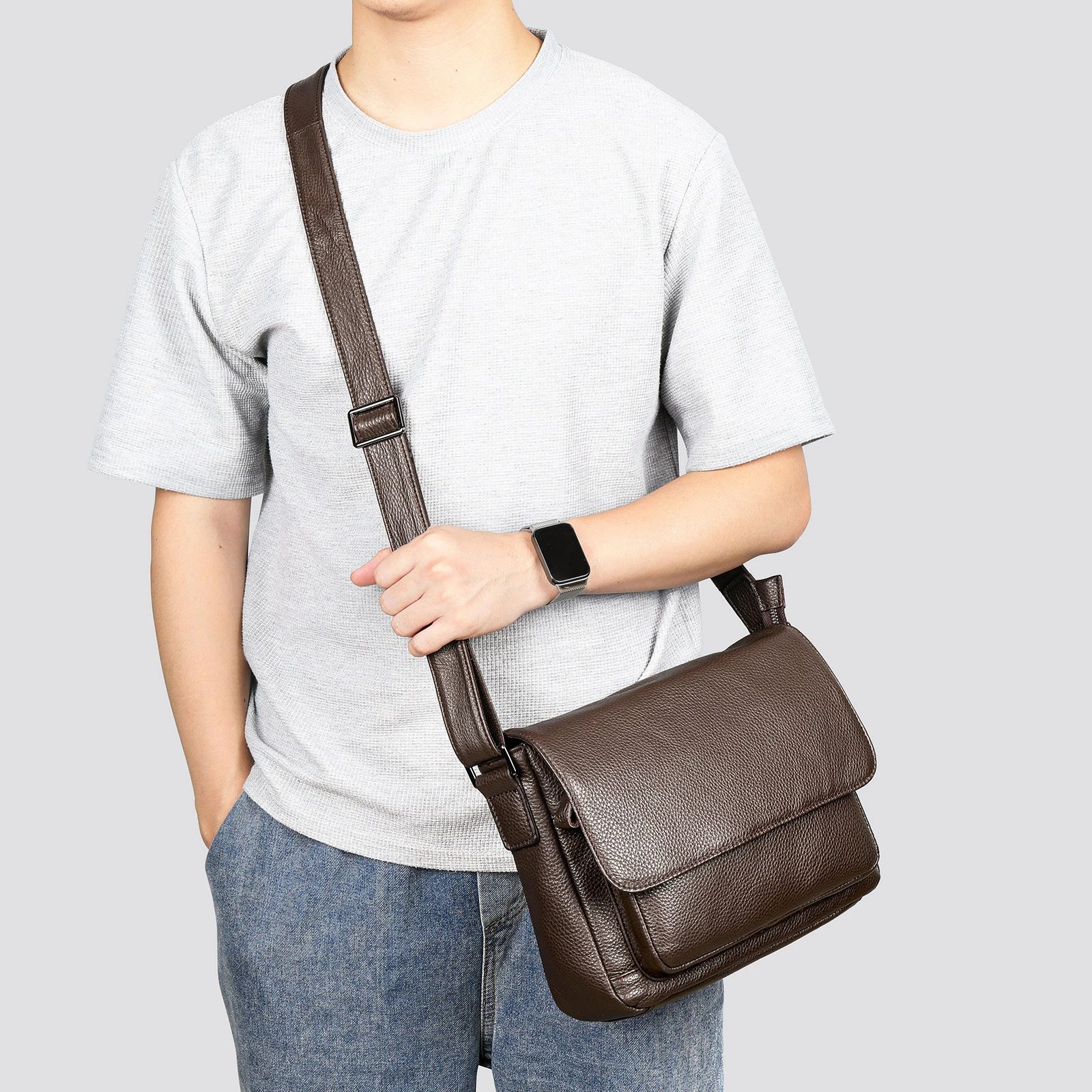 【継続期間制限事項17%!14,256→11,880円 5/16まで】商行為 メンズ ショルダーバッグ 本革 分かりやすい 軽さ パウダーコンパクト 御膳上等感 格好のいい 耐久性人並み外れた 下げ翼付き添い人 曲がったがけ iPad納める コーヒー-ブラック