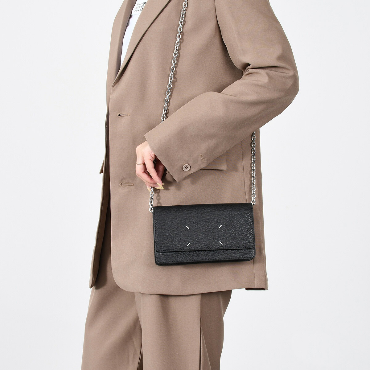 MAISON MARGIELA メゾン マルジェラ 財布 バッグ フラグメントケース 4ステッチ ラージ チェーン ウォレット BAG SA3UI0008 P4455 レディース ユニセックス 黒 ブラック ショルダーバッグ レザー 牛革 本革 肩掛け 斜め掛け