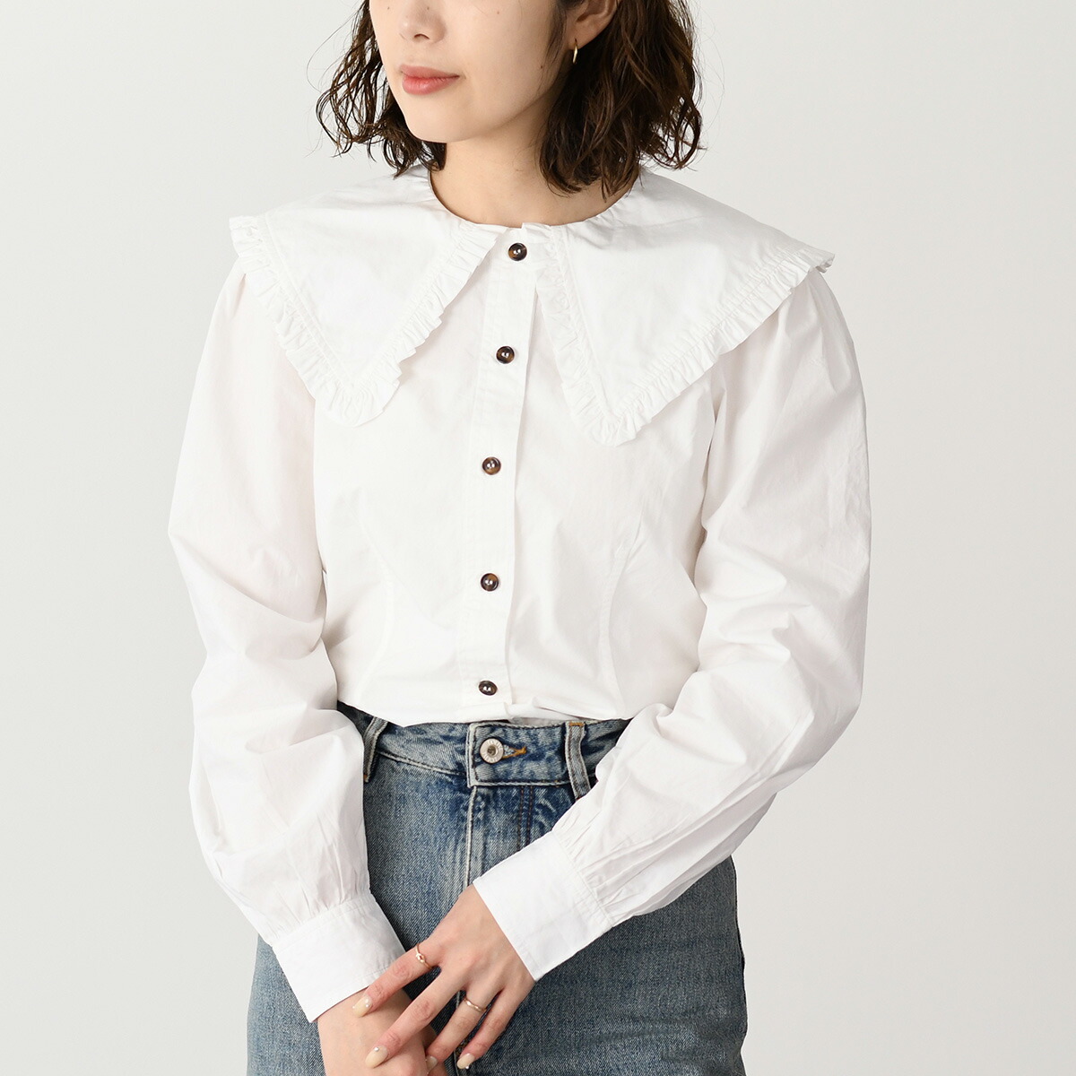 美品✨21SS GANNI ガニー クロップドブラウス フリル 金ボタン 白 S 美品✨21SS GANNI ガニー クロップドブラウス フリル 金ボタン