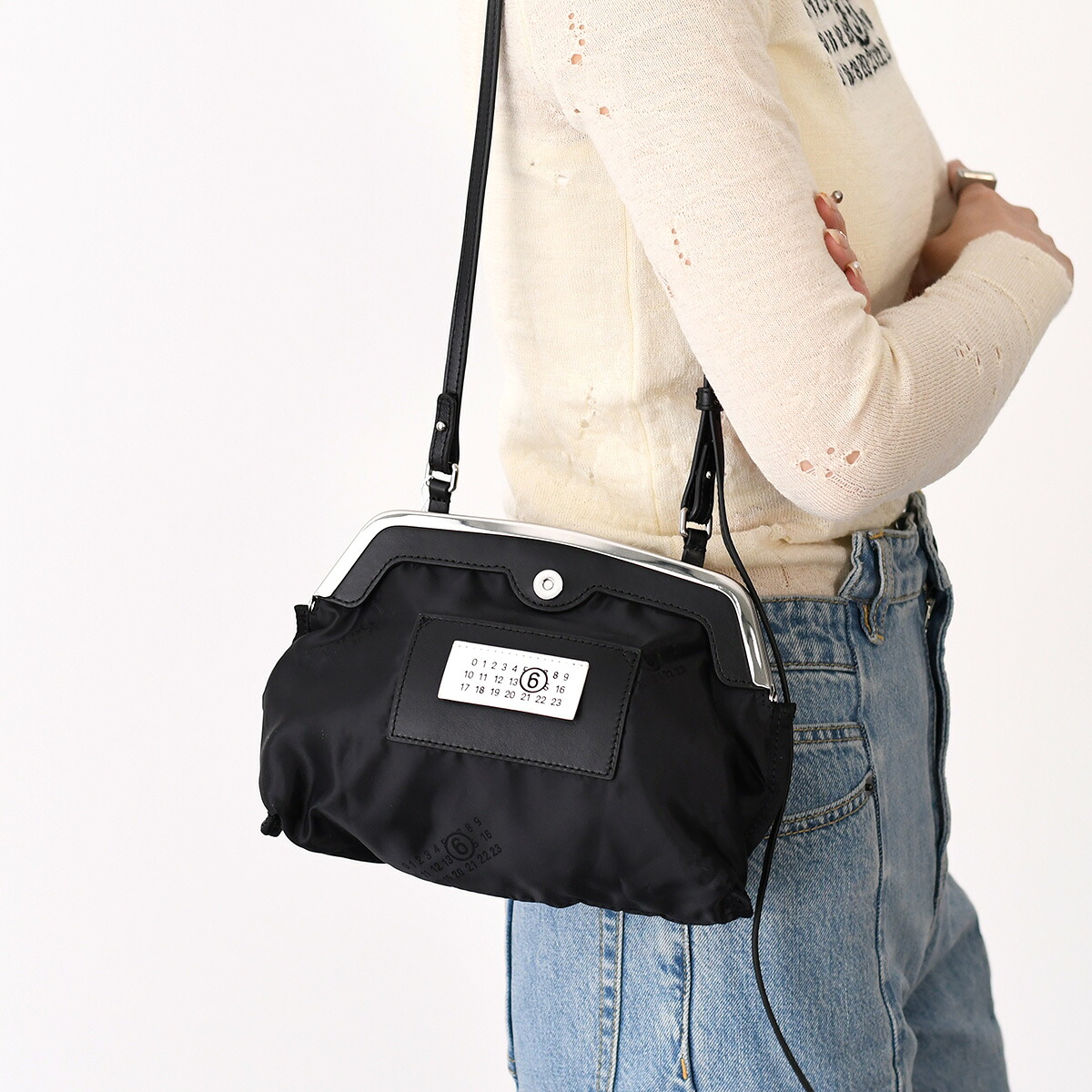 【ラスト1点】MM6 MAISON MARGIELA エムエムシックス メゾン マルジェラ ショルダーバッグ リバースポシェット ミニ SB6WF0008 P8503 レディース ブラック ポリエステル レザー ポーチ ナンバリングロゴ カレンダーロゴ
