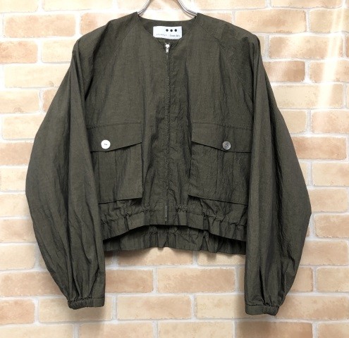 【中古】 three dots スリードッツ サン 素っ気ないドク天使の都市 上衣 UD7001Y カーキ S 111452177