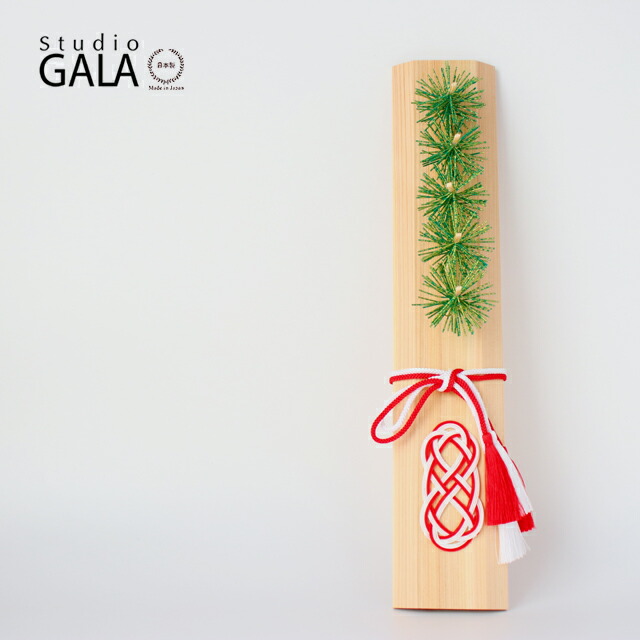 【在庫限りで終了です！】Studio-GALA ( スタジオガラ ) HALE　迎春松飾り<br><br>【 お正月飾り 紅白 縁起物 玄関 おしゃれ 金 置き物 壁掛け 箱入り 日本製 小林良一 】