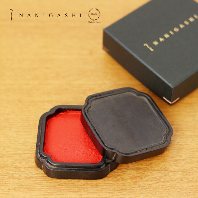 NANIGASHI 金管楽器鋳込みの『朱肉入れ』 黒ムラ 真四角【 今めかしい 御前上等 練り朱肉 家紋 取りむすぶ 認印 消印 山崎義樹 差し上げ物 】