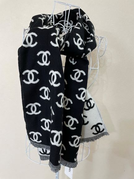CHANEL シルク100% スカーフ　ミニマフラー　スパンコール CHANEL シルク100% スカーフ ミニマフラー スパンコール