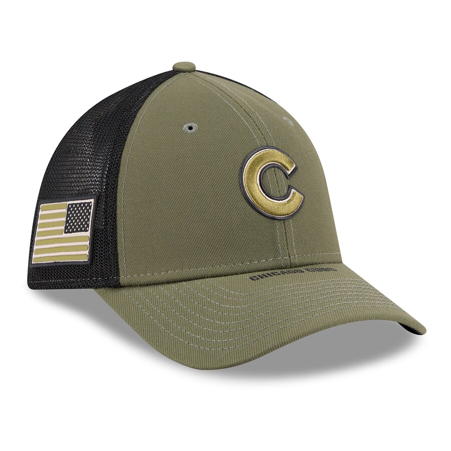 MLB カブス キャップ 【海外モデル】アームドフォーシズデー2026 39THIRTY Flex M-Crown トラッカーメッシュ ニューエラ/New Era オリーブ｜MLB.NBAグッズショップ　SELECTION