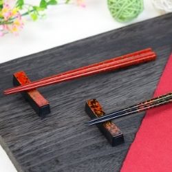 【送料込み】小林漆器　津軽塗　夫婦箸・箸置きセット　唐塗　呂上（大）・赤上（中）（箱付き）メーカー直送　青森県産　伝統工芸　漆塗り　高級箸　ペア箸　和食器　職人手作り　結婚祝い　敬老の日　ギフト　プレゼント　国産｜セレクトショップ東北