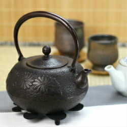 楽天市場】南部鉄器 鉄瓶 菊 1.6L 日本製 金気止め 南部鉄瓶 大容量