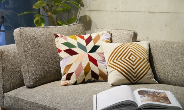 【楽天市場】【P5倍】ベルベットクッション / ダフネ 40×40cm ダスティーホワイト×キャメル (Christina Lundsteen