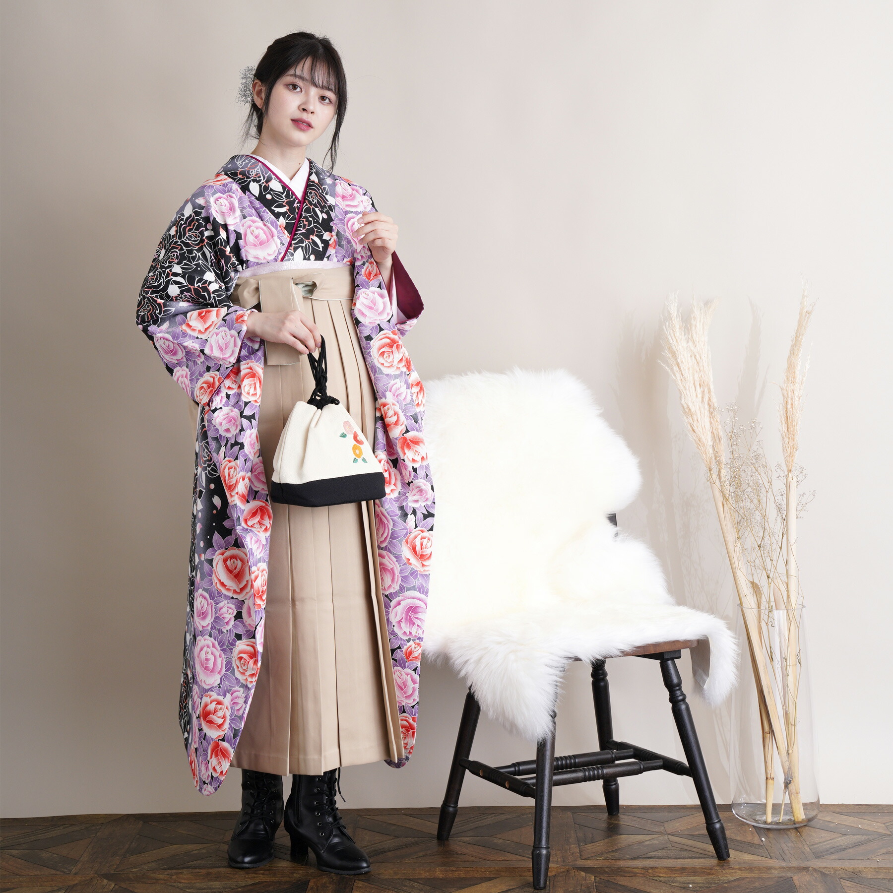 【レンタル】【袴 18点フルセット 黒とラベンダーにバラ万華鏡】 振袖 袴 大人 卒業式 謝恩会 大学生 美大生 着物レンタル 往復送料無料 着物 袴 薔薇 黒 ピンク 赤 ベージュ 華やか 個性的 鮮やか 可愛い 古典柄 おしゃれ フルセット 足袋プレゼント 女 女性