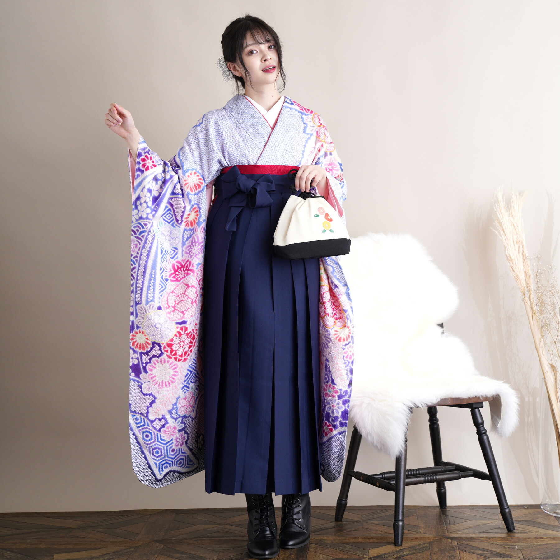 【レンタル】【袴 18点フルセット 白と群青の花絞り風】 振袖 袴 大人 卒業式 謝恩会 大学生 往復送料無料 着物 袴 花 菊 桜 藤 牡丹 撫子 幾何学 絞り柄 ピンク 青 紫 紺 ネイビー レトロ 浪漫 しっとり 可愛い 古典柄 おしゃれ 足袋プレゼント