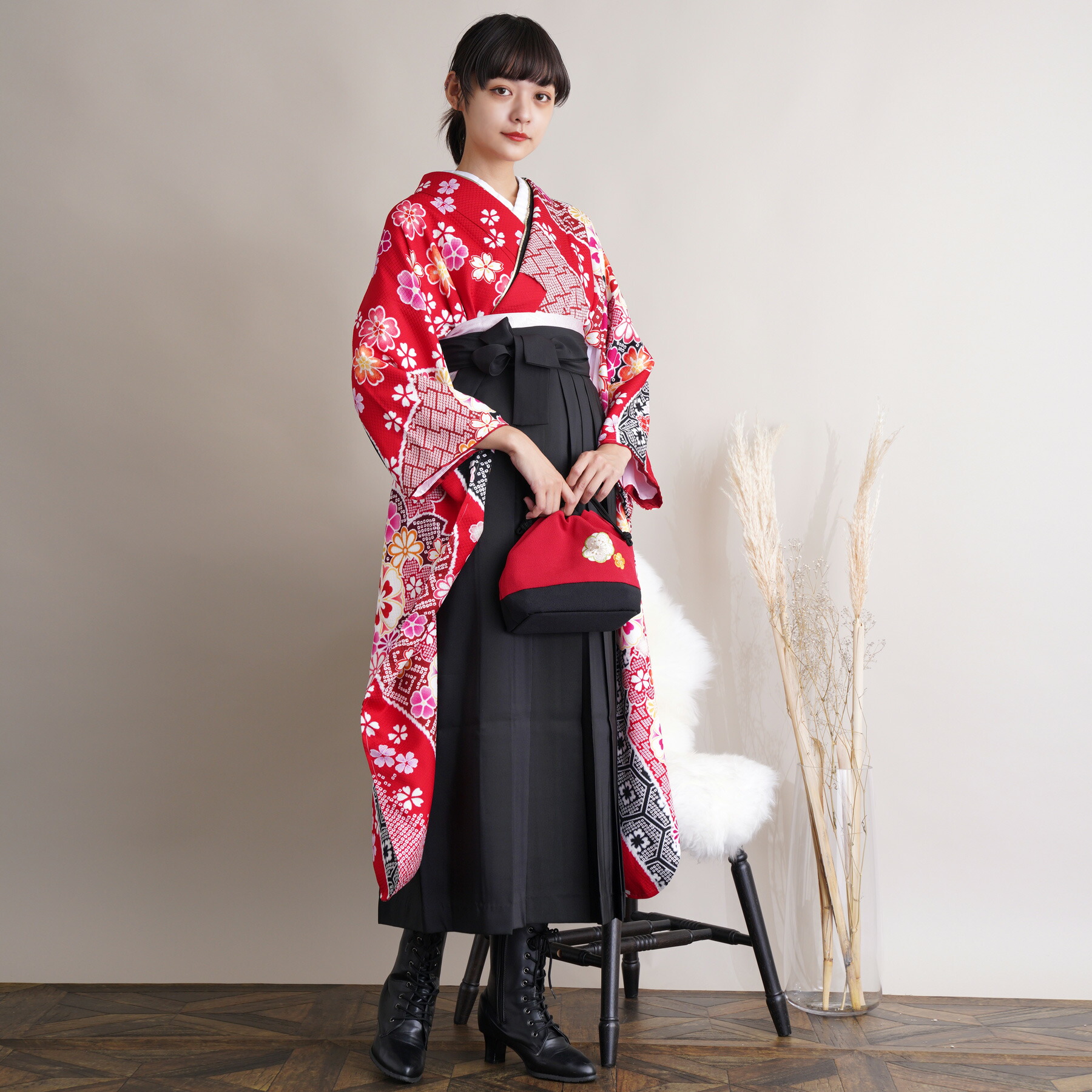 【レンタル】【袴 18点フルセット 深紅地に桜浪漫】 振袖 袴 大人 卒業式 謝恩会 大学生 美大生 着物レンタル 往復送料無料 着物 袴 花 桜 菊 絞り柄 幾何学 赤 レッド 黒 ピンク ブラック レトロ 浪漫 モダン 古典柄 華やか おしゃれ 足袋プレゼント