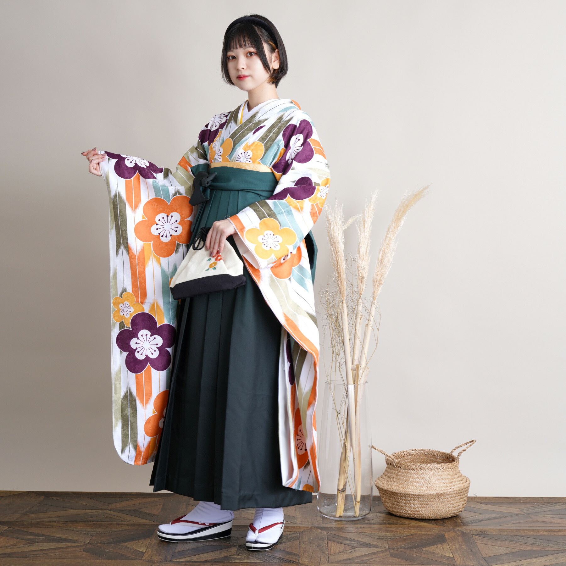 【レンタル】【袴 18点フルセット 白地に矢羽根と梅レトロ】 振袖 袴 大人 卒業式 謝恩会 大学生 往復送料無料 着物 袴 矢絣 うめ 白 黄 オレンジ 紫 緑 グリーン オリジナルデザイン レトロ モダン 昭和レトロ 可愛い 古典柄 おしゃれ 足袋プレゼント