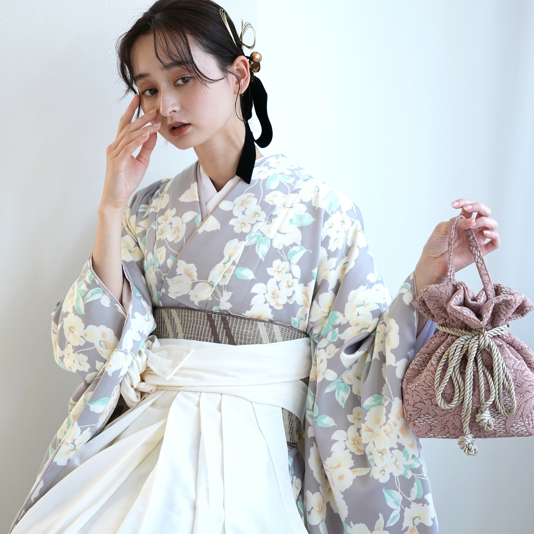 【レンタル】 往復送料無料 2尺袖着物 袴 16点セット capri かぷり 袴91cm（身長約153 - 158cm） 袴セット 卒業式 レース 大学生 着物 花 女性 グレー系 女性 黄色 イエロー ホワイト 重ね衿縫い付済 おしゃれ 個性的 国産生地 レース袴 専門学校｜ニコアンティーク