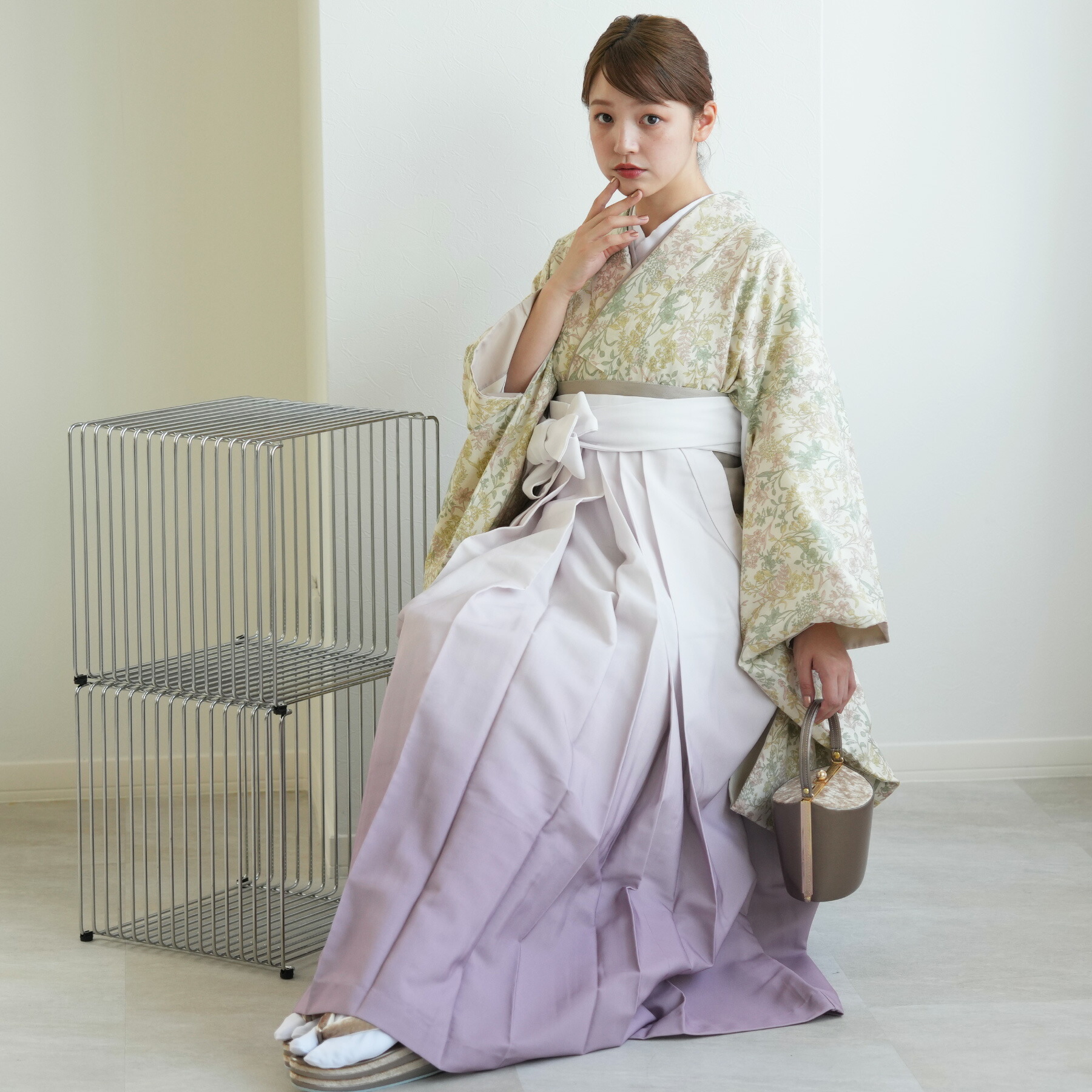 【レンタル】 往復送料無料 2尺袖着物 袴 17点セット utatane 袴91-99cm（身長153-170cm） 袴セット 卒業式 大学生 着物 花 女性 アイボリー系 女性 ホワイト 黄色 くすみカラー ボタニカル 手書き風 おしゃれ 個性的 重ね衿縫い付済 専門学校 卒服 卒業式