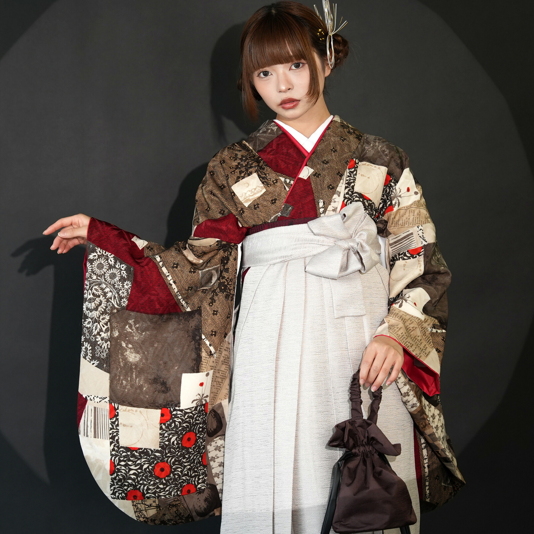 【レンタル】 往復送料無料 2尺袖着物 袴 17点セット モダンアンテナ 袴91-99cm（身長153-170cm） 袴セット 卒業式 日本製 大学生 着物 タンポポ 女性 黒系 女性 ladies ブラック 赤 茶色 ベージュ 花 モダン 幾何学 個性派 重ね衿縫い付済