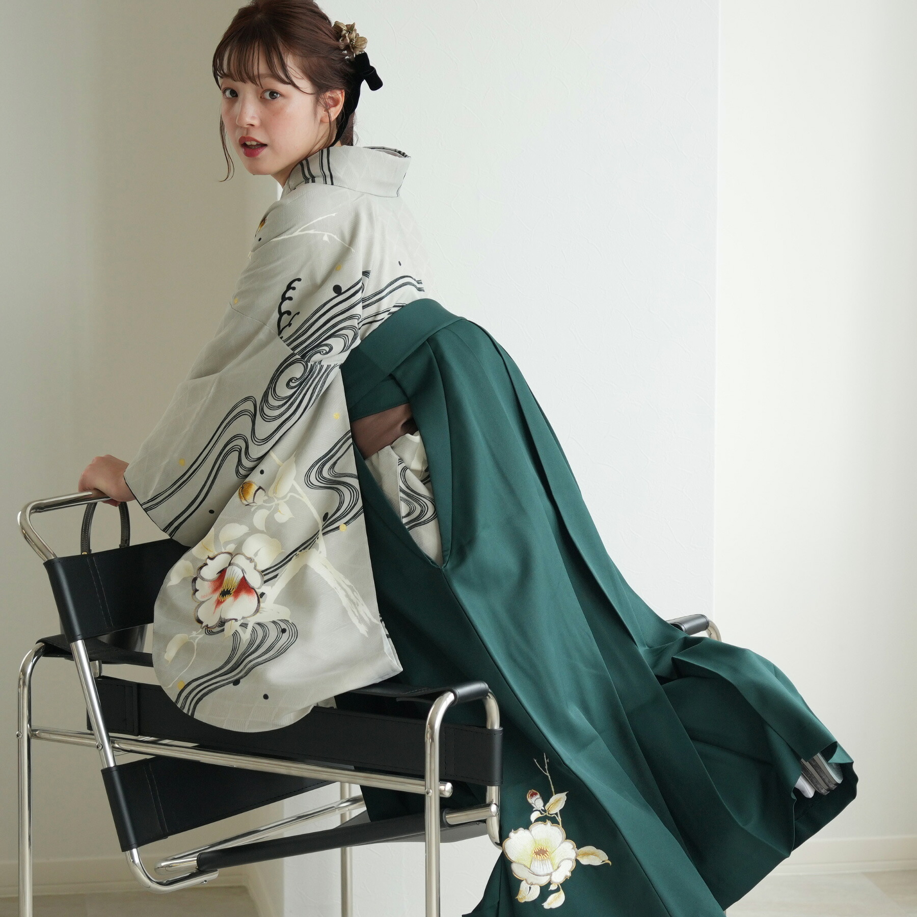 【レンタル】 往復送料無料 2尺袖着物 袴 17点セット そしてゆめ 袴91cm（身長153-158cm） 袴 卒業式 日本製 フルセット 花 大学生 レディース 女性 銀鼠 椿 流水 ニュアンスカラー はかま 17点セット 袴セット ブランド着物 重ね衿縫い付済 卒服 謝恩会