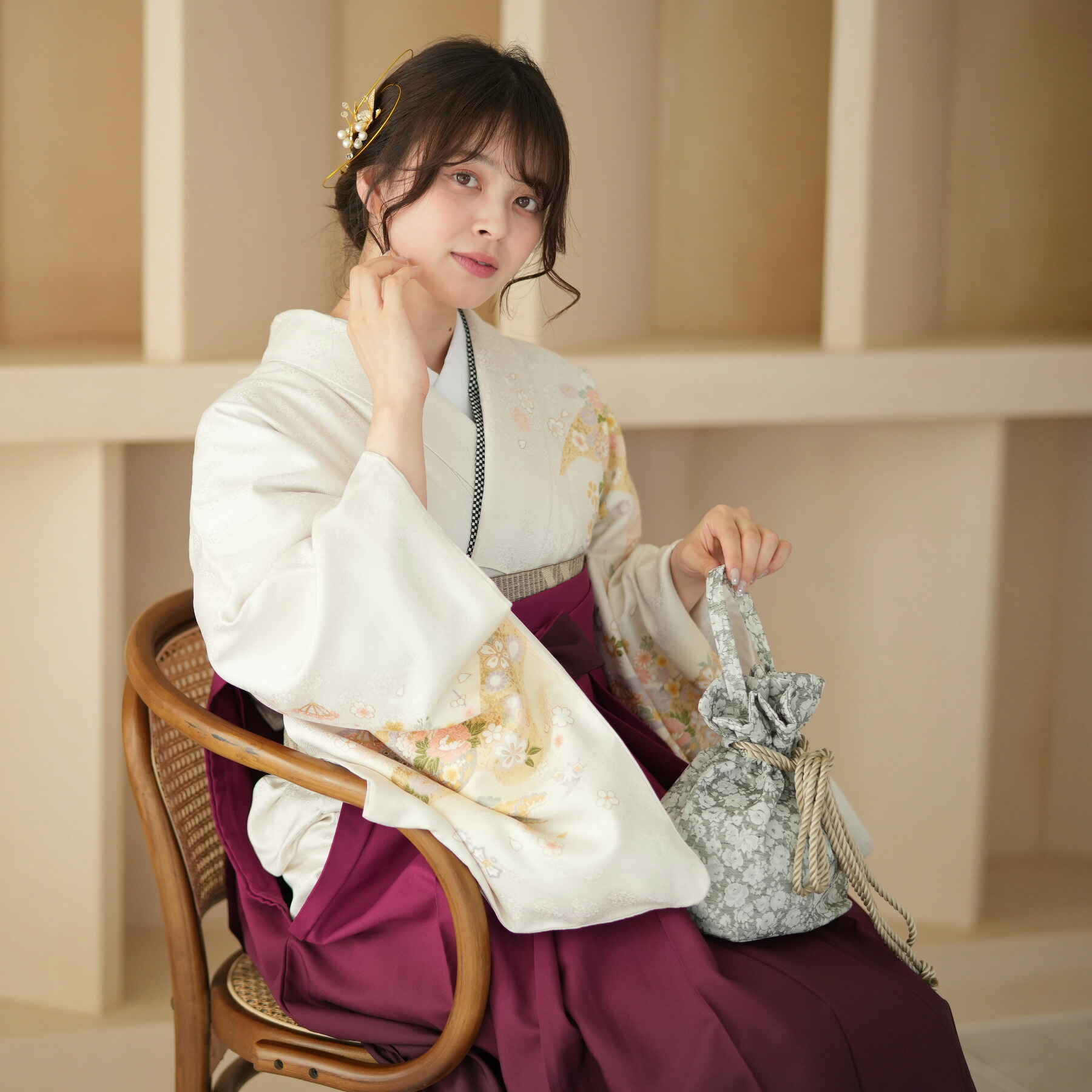 【レンタル】【袴 18点フルセット 白百合色に桜と牡丹】 訪問着 袴 大人 卒業式 教員 教職員 先生 着物レンタル 往復送料無料 着物 正絹 袴 古典花 桜 梅 牡丹 菊 ベージュ オフホワイト ワイン 赤 フルセット 足袋プレゼント 女 女性｜ニコアンティーク