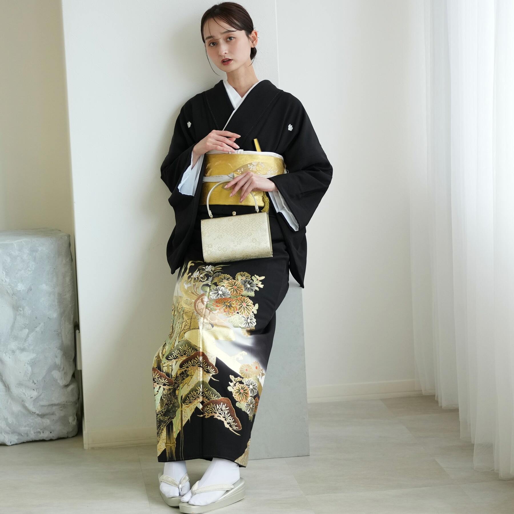 【レンタル】黒留袖レンタル フルセット 桂由美 ブランド 高級 正絹 結婚式着物 留袖 着物 黒留袖　黒留袖レンタル KOTOHOGI ことほぎ 金彩友禅 母親 親族 第一礼装 フォトウェディング 着物レンタル レンタル着物 黒留め袖 貸衣装 レンタル衣装 菊 流水 松 金｜ニコアンティーク