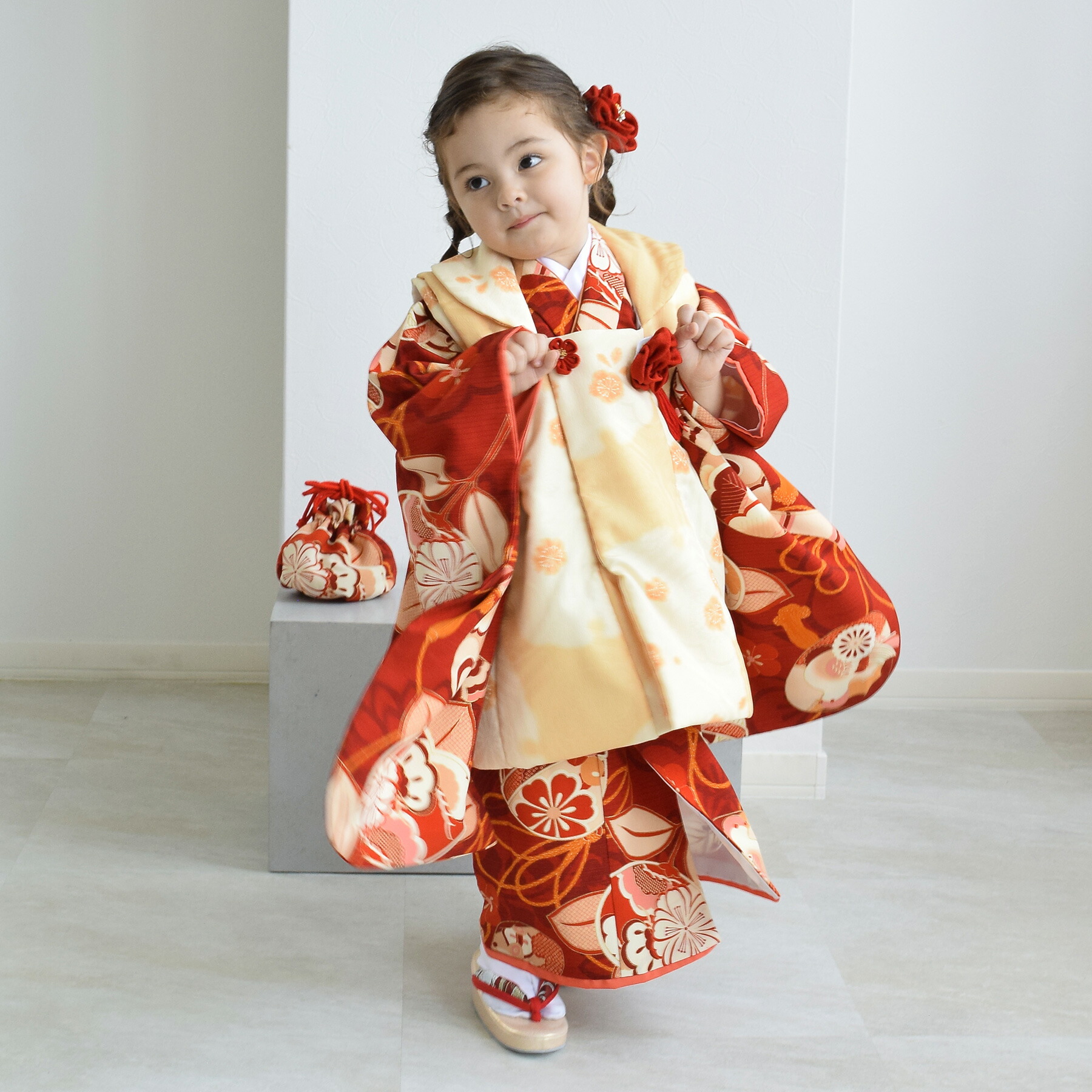 ※9月末まで・11月下旬~12月上旬予約可【レンタル】【七五三 京舞 3歳被布コートフルセット 女の子 雪輪に梅・薄橙】日本製 モダン レトロ お祝い着 お正月 お宮参り 毬 鞠 くす玉 花 往復送料無料|ニコアンティーク