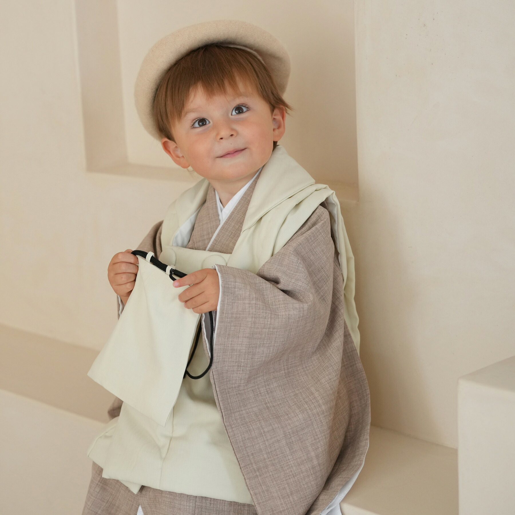 【レンタル】【かぷり 七五三 3歳 男の子 被布コートフルセット レトロブラウン】85-95cm前後 無地 茶系 子供 茶 ブラウン クリーム 三つ身 お祝い着 着物 被布 長襦袢 腰紐 信玄袋 雪駄 足袋 帽子 ベレー帽 往復送料無料