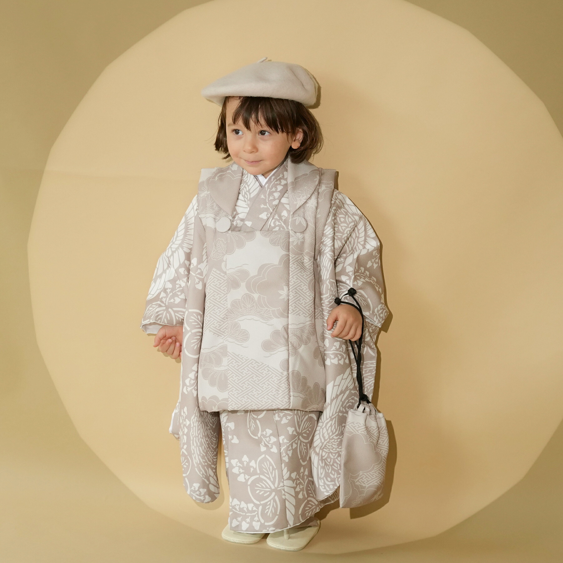【レンタル】【ひよこ商店 kids 七五三 着物 3歳 男の子 ベレー帽つき被布フルセット ベージュ松文様×白茶鳳凰】人気着物ブランドの七五三お祝い着セット（被布コート・着物・重ね衿・長襦袢・半衿・信玄袋・雪駄・ベレー帽・足袋） 3歳男子 往復送料無料 18,249円