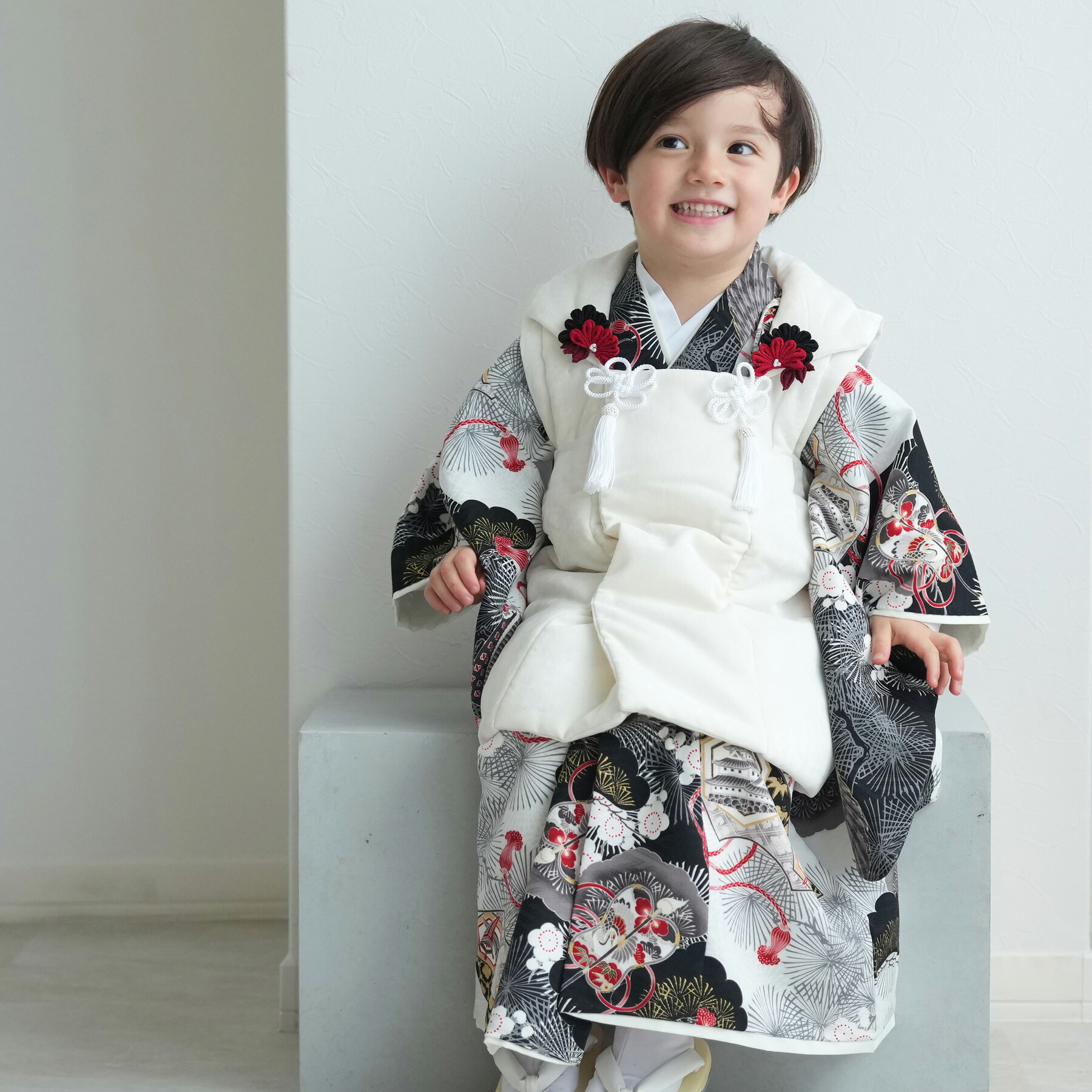 【レンタル】【華徒然 七五三 着物 3歳 男の子 被布セット 松に鷹・黒】着物セット 子供 三つ身 お祝い着 記念撮影 三歳 三才 男の子 男児 着物 被布 長襦袢 腰紐 雪駄 足袋 88cm~98cm前後 往復送料無料|ニコアンティーク