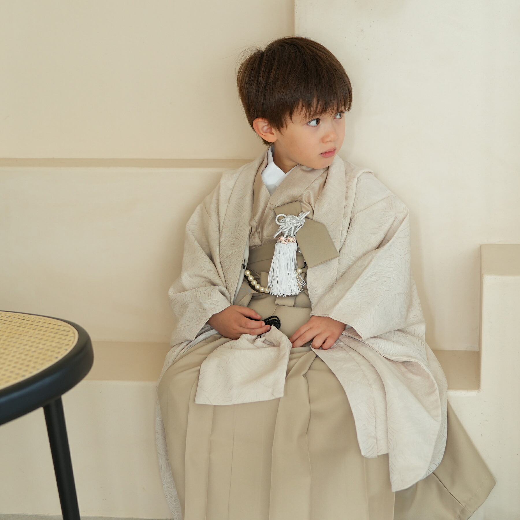 【レンタル】 往復送料無料 七五三セット かぷり 袴60cm(身長105cm-115cm前後) 5歳 着物 フルセット ボタニカル ベージュ系 お祝い着 男の子 地紋 羽織 袴 着物 長襦袢 角帯 御守 懐剣 羽織紐 腰紐|ニコアンティーク