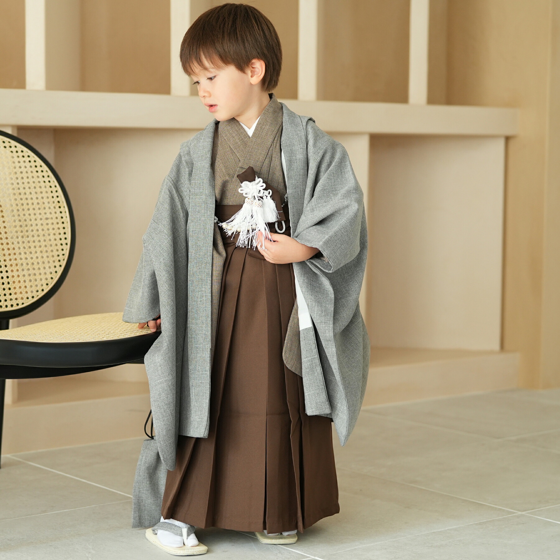 ※10月上旬まで・12月下旬以降予約可【レンタル】【かぷり 七五三 着物 5歳 男の子 袴フルセット ブラウン】袴60cm(身長105cm-115cm前後) 無地 茶系 ブラウン ワントーン お祝い着 地紋 羽織 袴 着物 長襦袢 角帯 御守 懐剣 羽織紐 腰紐 雪駄 足袋|ニコアンティーク
