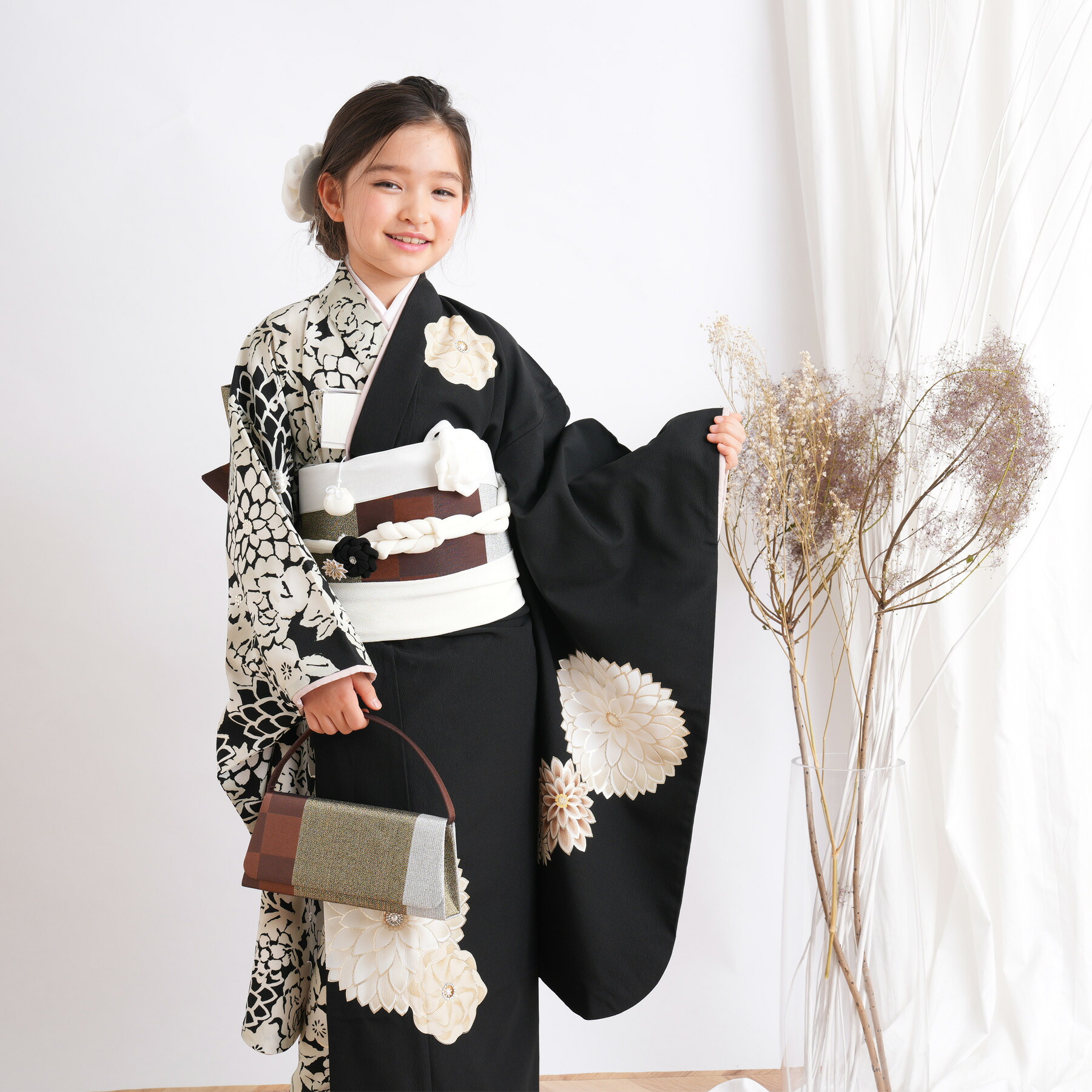 【レンタル】【JAPAN STYLE 七五三 7歳 女の子 着物フルセット 黒の片寄 ベージュ菊】 120cm-135cm前後 日本製 花 四つ身 黒系 ブラック 白 グラック モノクロ はこせこ 帯 草履 バッグ 髪飾り 足袋|ニコアンティーク