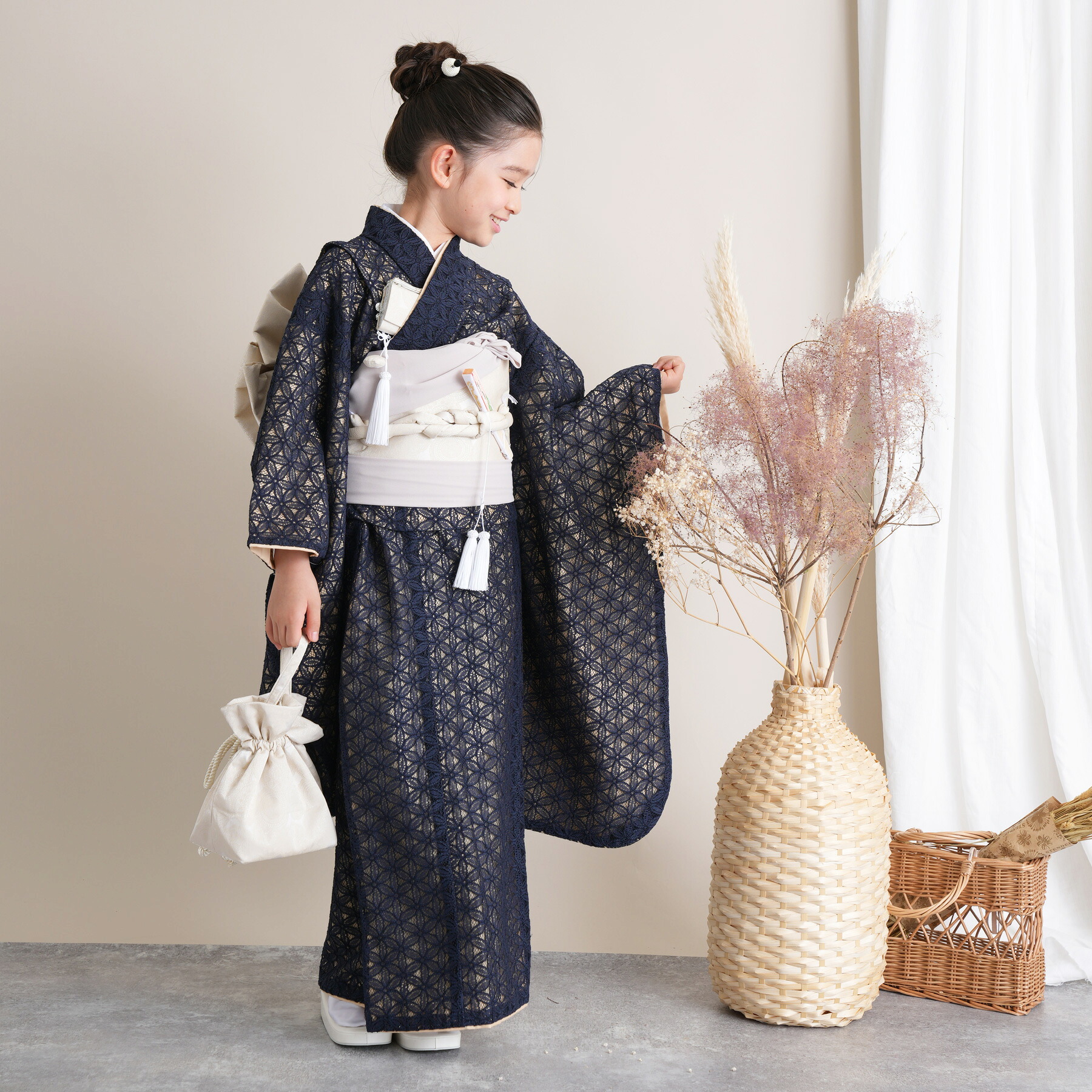 【レンタル】 往復送料無料 七五三セット utatane 120cm-135cm前後 七五三 7歳 着物 フルセット レース 四つ身 濃紺系 子供 kids ベージュ レース 透け 着物 作り帯 志古貴 ハコセコ 草履 バッグ 七歳 七才 7歳 おしゃれ 上品 ブランド着物｜ニコアンティーク
