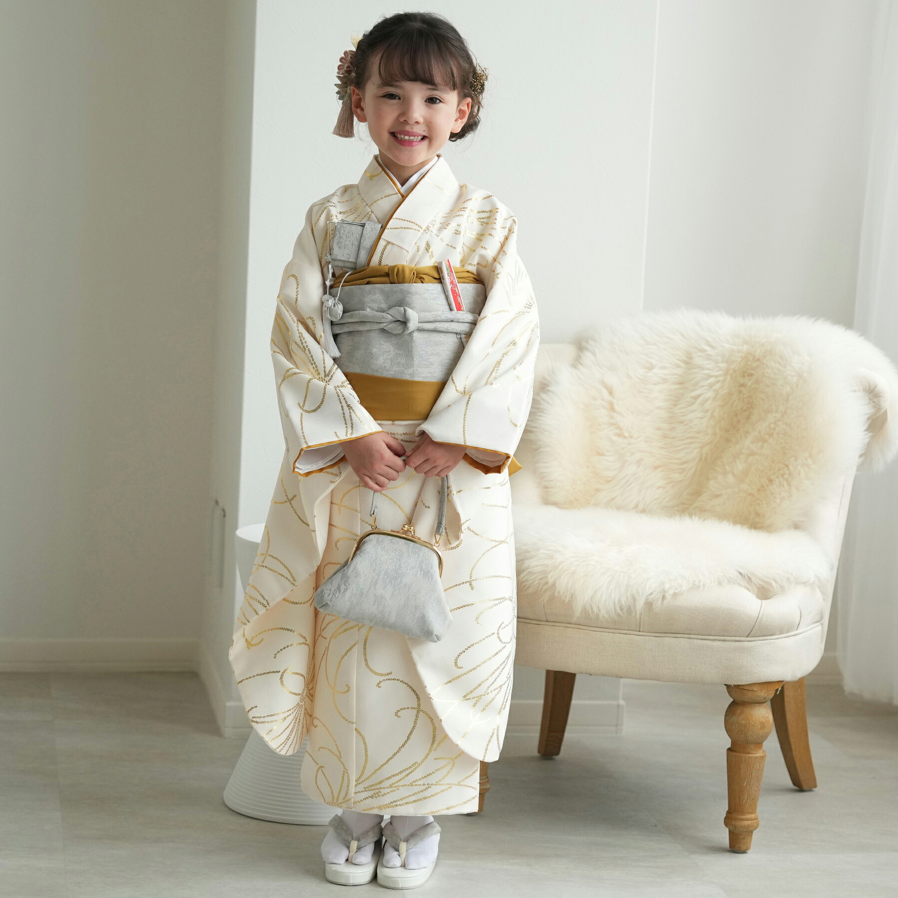 【レンタル】【ひよこ商店 七五三 着物 7歳 女の子 四つ身　クリーム金彩・糸菊】着物セット お祝い着 七歳 七才 女の子 女児 着物 作り帯 長襦袢 志古貴 ハコセコ 草履 バッグ びら簪 足袋 120cm-135cm前後 新品足袋プレゼント 往復送料無料