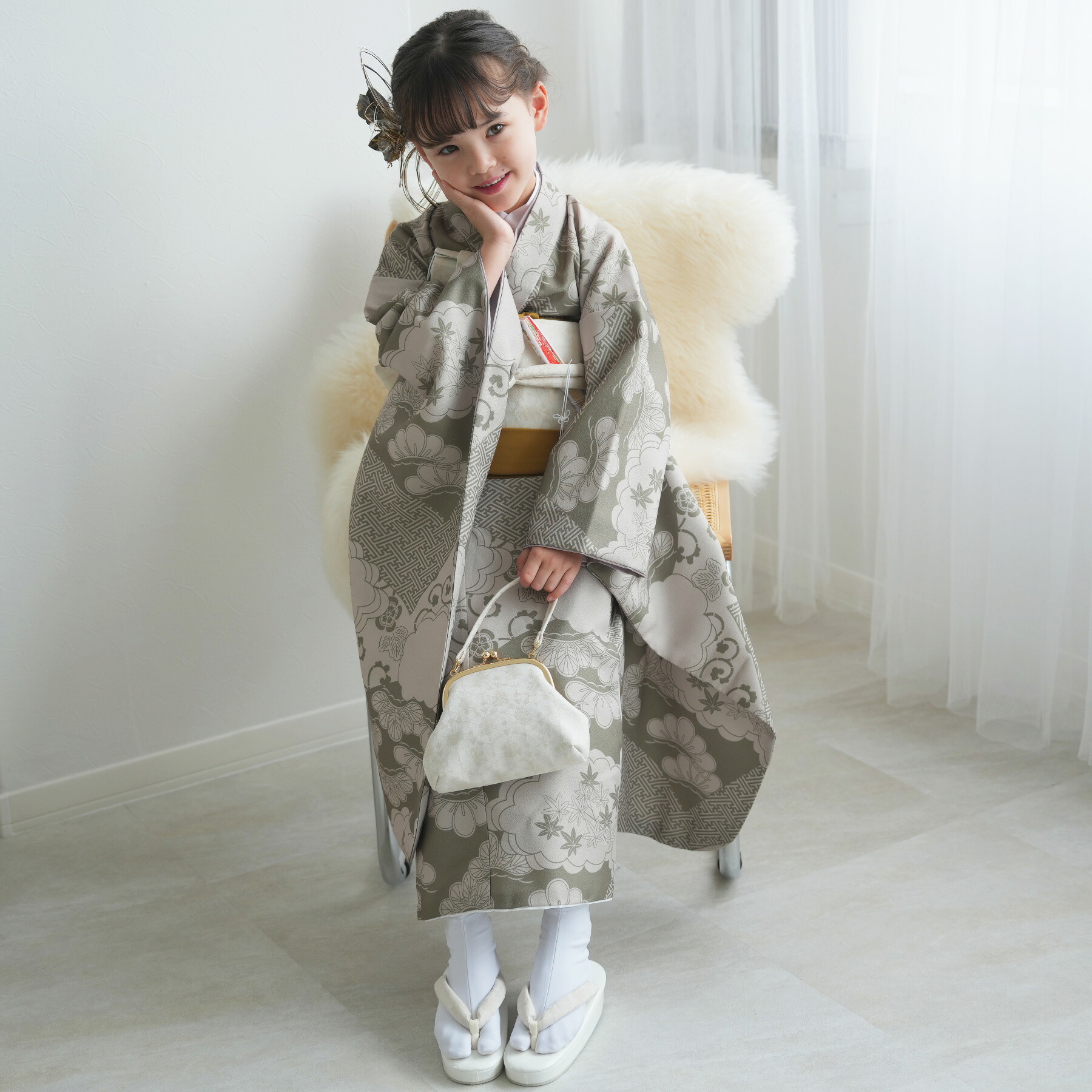 【レンタル】【ひよこ商店 七五三 着物 7歳 女の子 四つ身　モスグリーン松文様】着物セット お祝い着 七歳 七才 女の子 女児 着物 日本製作り帯 長襦袢 志古貴 ハコセコ 草履 バッグ びら簪 足袋 120cm-135cm前後 新品足袋プレゼント 往復送料無料｜ニコアンティーク 44,199円