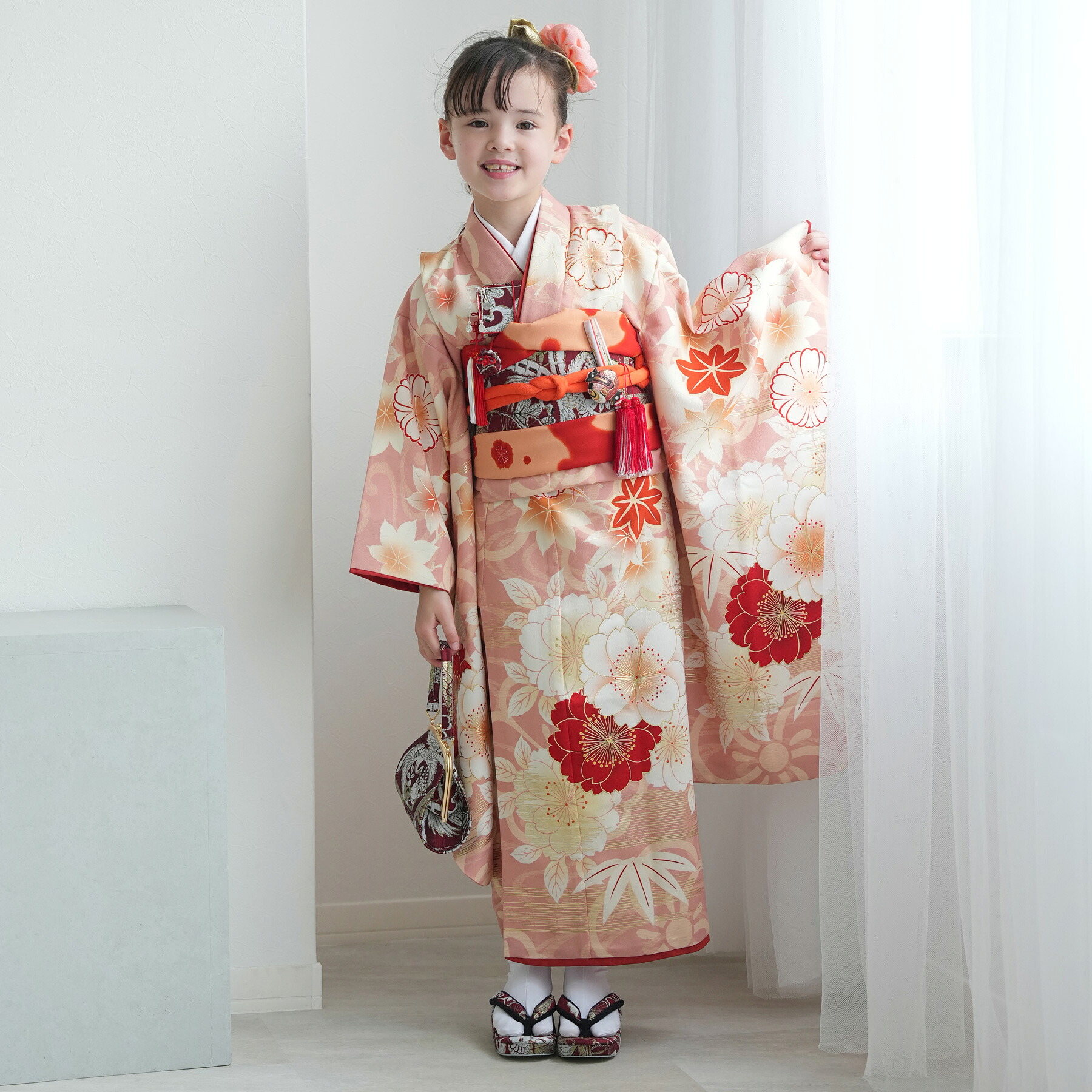 【レンタル】【京舞 七五三 着物 7歳 女の子 四つ身 絵羽 色づく八重桜・ピンク】着物セット 四つ身 お祝い着 着物 作り帯 長襦袢 志古貴 ハコセコ 草履 バッグ びら簪 髪飾り 足袋 新品足袋プレゼント 往復送料無料|ニコアンティーク