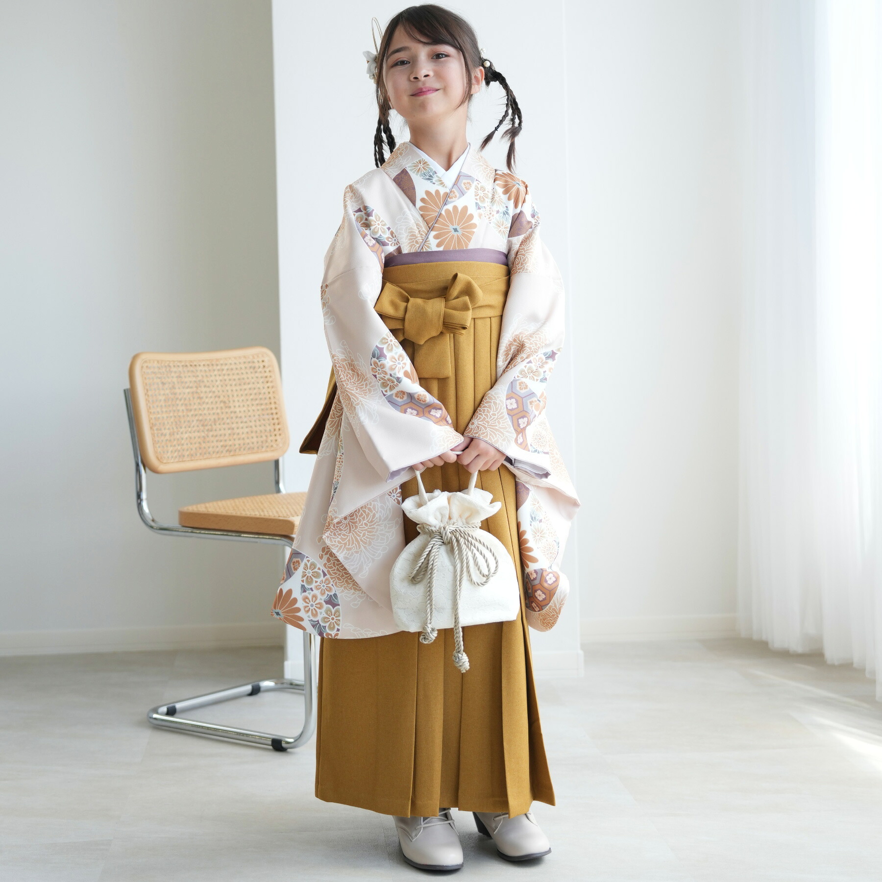 【レンタル】【ひよこ商店 ジュニア 袴 15点セット エクリュ七宝】 二尺袖着物 はかま 着物セット 卒業式 小学生 小学校 低身長さん 子供 キッズ 女子 袴83cm（身長138-145cm）袴87cm（身長145-152cm） 重ね衿縫い付済 往復送料無料｜ニコアンティーク