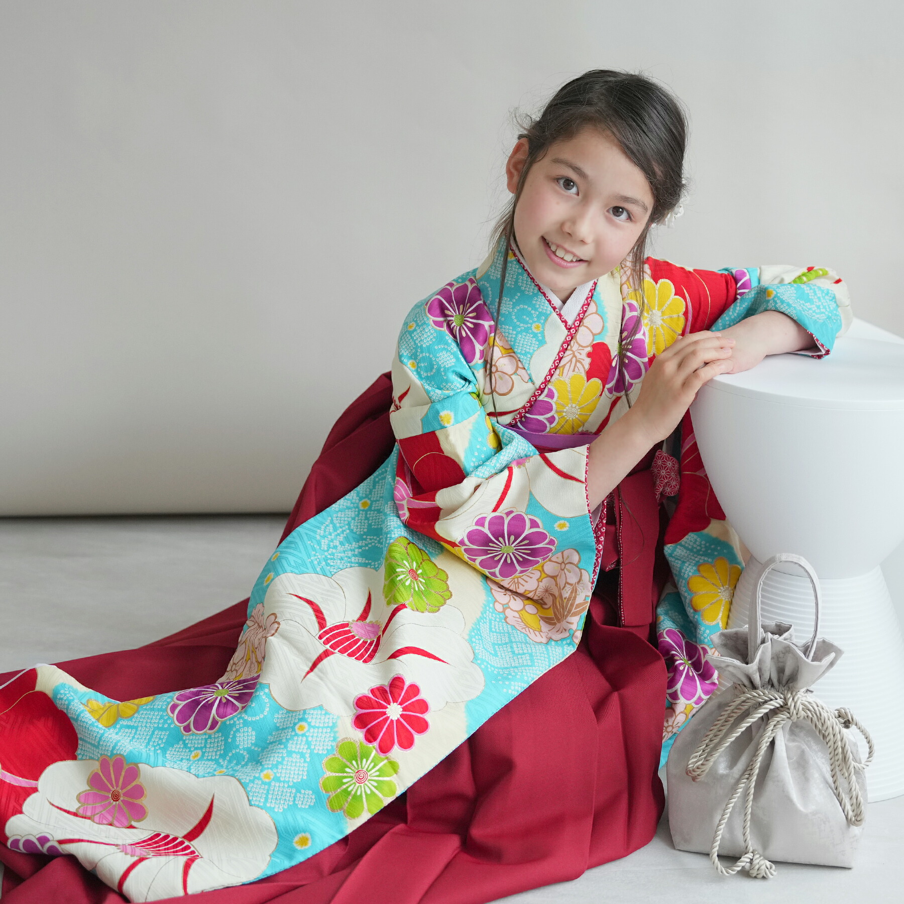 【レンタル】 袴 セット 子供 女 レディース 袴セット 卒業式 着物レンタル ハカマ はかま rental 往復送料無料【ニコアンティーク 瑞城さくら×JAPAN STYLE 古典つばきにレトロ花-スカイ-】着物 袴 小学生 キッズ ジュニア 椿 大柄 水色 花 赤 黄 生成り