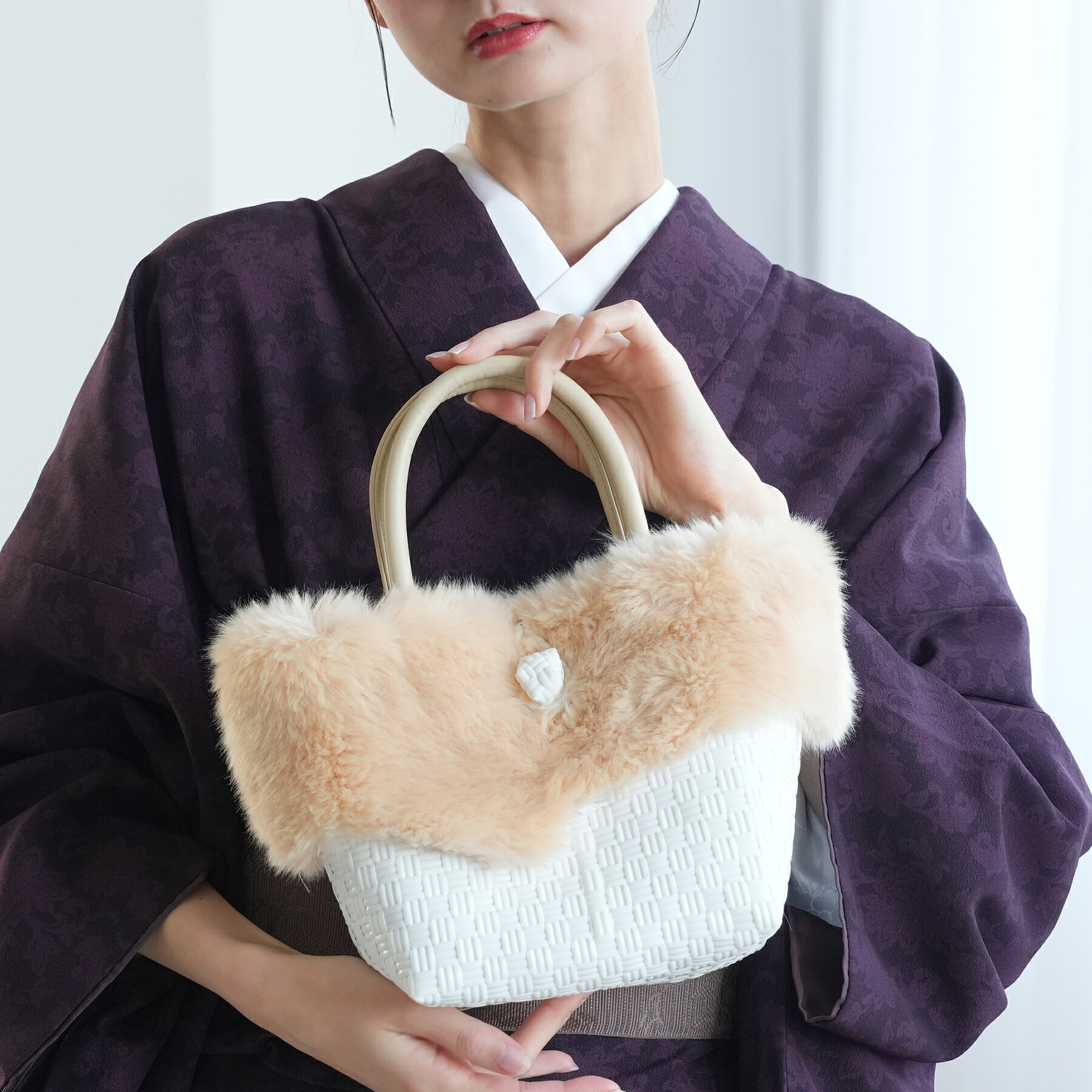 【ファー付ミニトートバッグ 羊革×プレミアムリサイクル ホワイト×クリームプードル】お洋服はもちろん 着物にも 同系色の草履と併せて振袖や袴にもおすすめ フェイクファー リサイクルかごバッグ 和装 カジュアル 個性派 モード 環境にやさしいおしゃれ