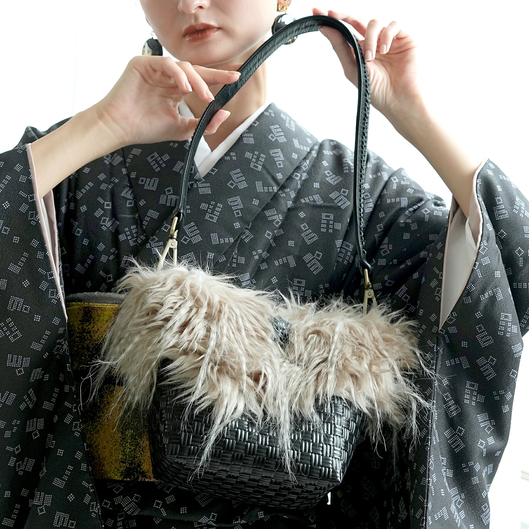 【ファー付2wayミニショルダーバッグ　羊革×プレミアムリサイクル　ブラック×シュナウザーグレー】お洋服はもちろん 着物にも 同系色の草履と併せて振袖や袴にもおすすめ フェイクファー リサイクルかごバッグ個性派 モード 環境にやさしいおしゃれ