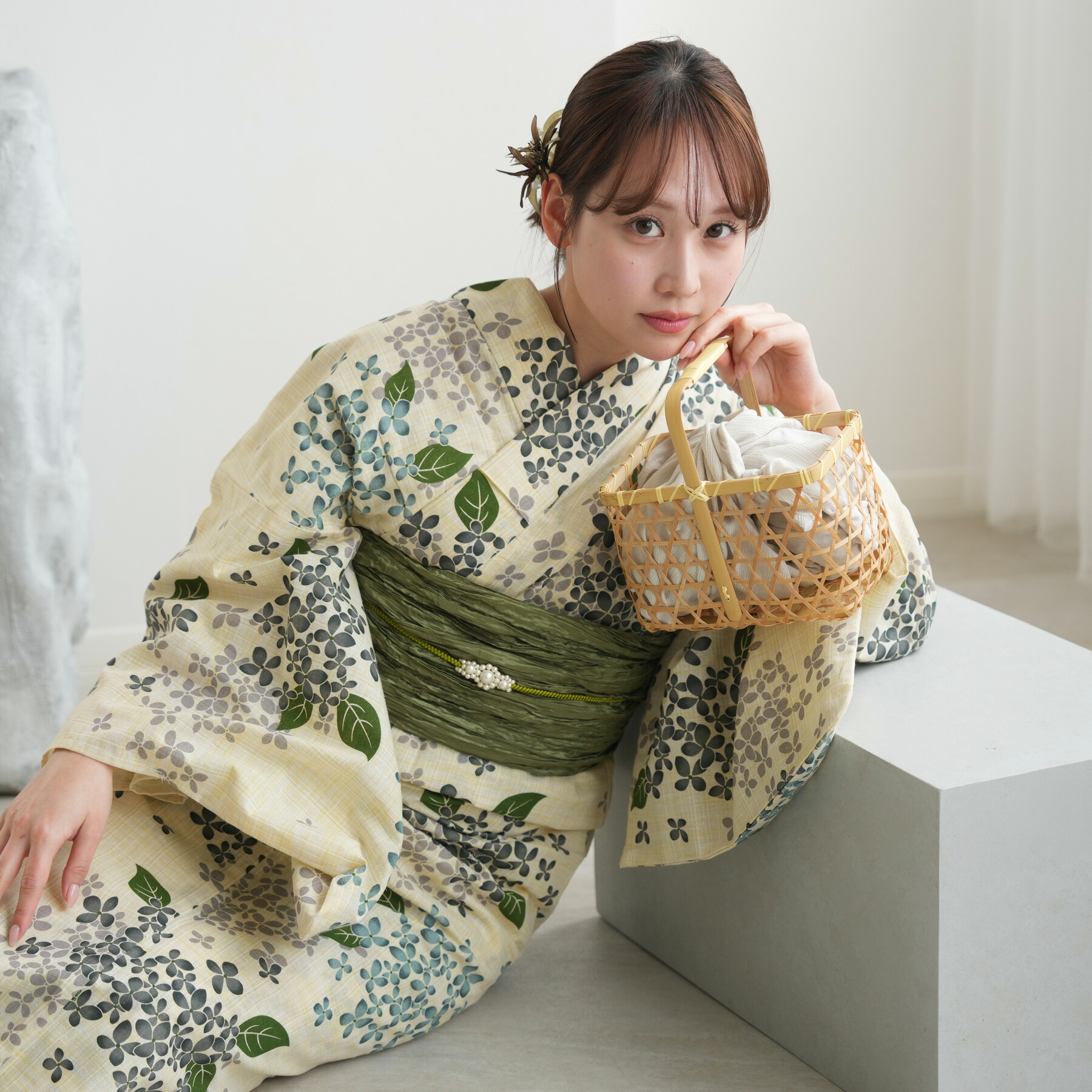 【浴衣3点セット】萩と百合 フリーサイズ 美品 新品未使用品 浴衣 3点セット（浴衣/半幅帯/下駄） 白 ホワイト 青 ブルー 百合 花