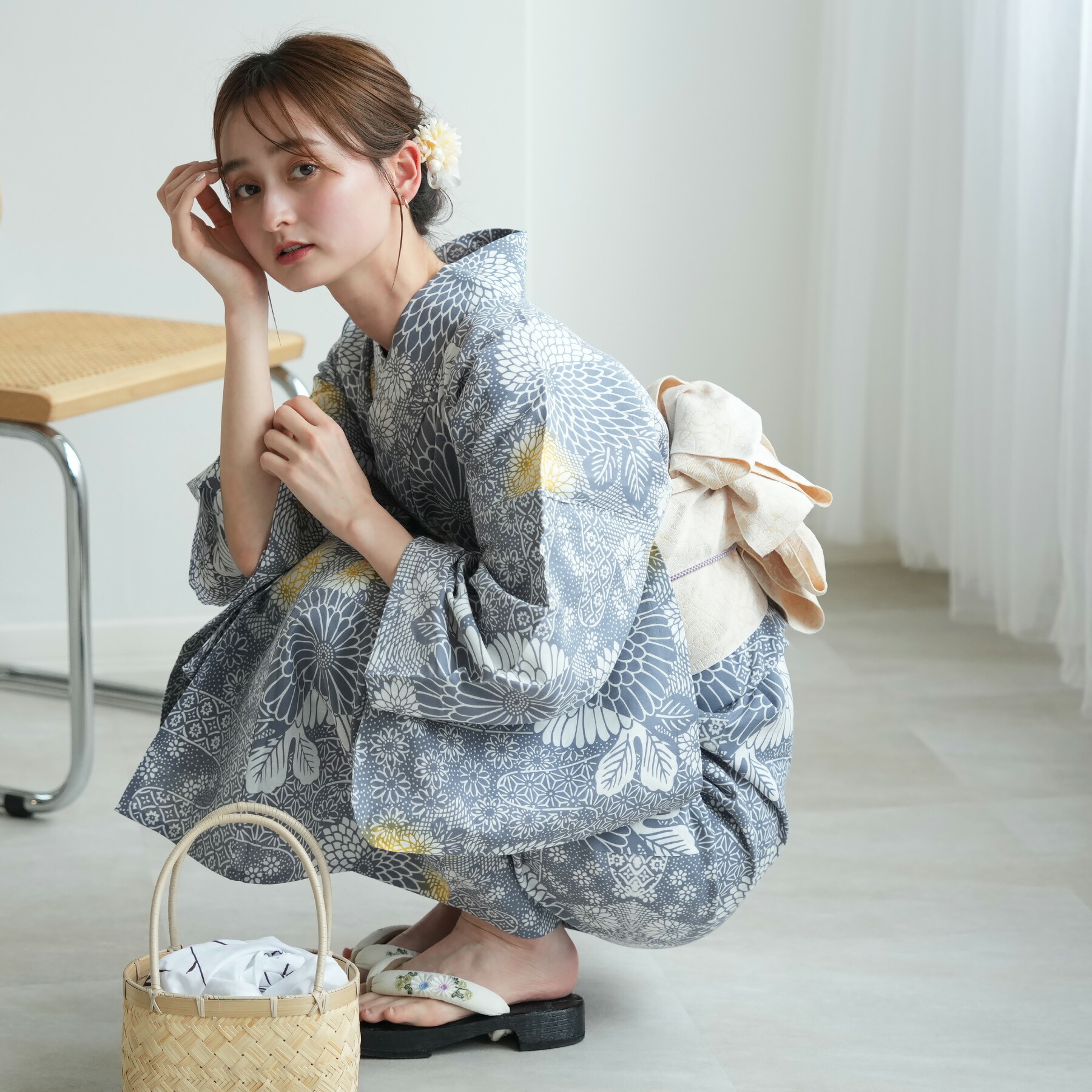 【utatane×注染工房 日本製小幅生地使用 浴衣3点セット グレーに古典菊流水】特選シリーズ 注染 本染め にじみ 手染め ぼかし フリーサイズ 浴衣セット（ゆかた・帯・下駄）ですぐお出かけ 日本製 国産 手縫い併用国内縫製 奈良の職人さんの手染め