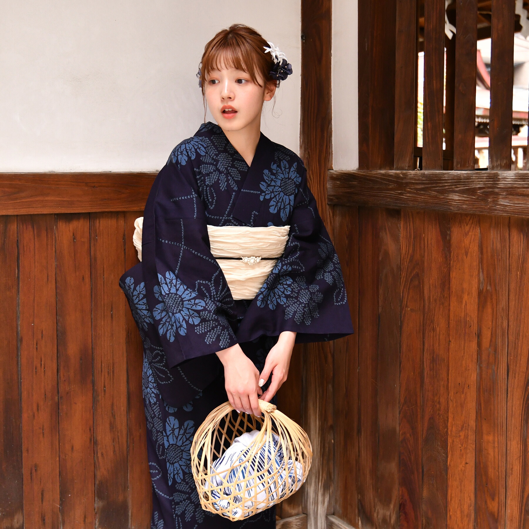 【utatane×注染工房 日本製小幅生地使用 浴衣3点セット 赤坂紬　濃紺に露芝小菊】特選シリーズ 注染 本染め にじみ 手染め ぼかし フリーサイズ 浴衣セット（ゆかた・帯・下駄）ですぐお出かけ 日本製 国産 手縫い併用国内縫製 奈良の職人さんの手染め