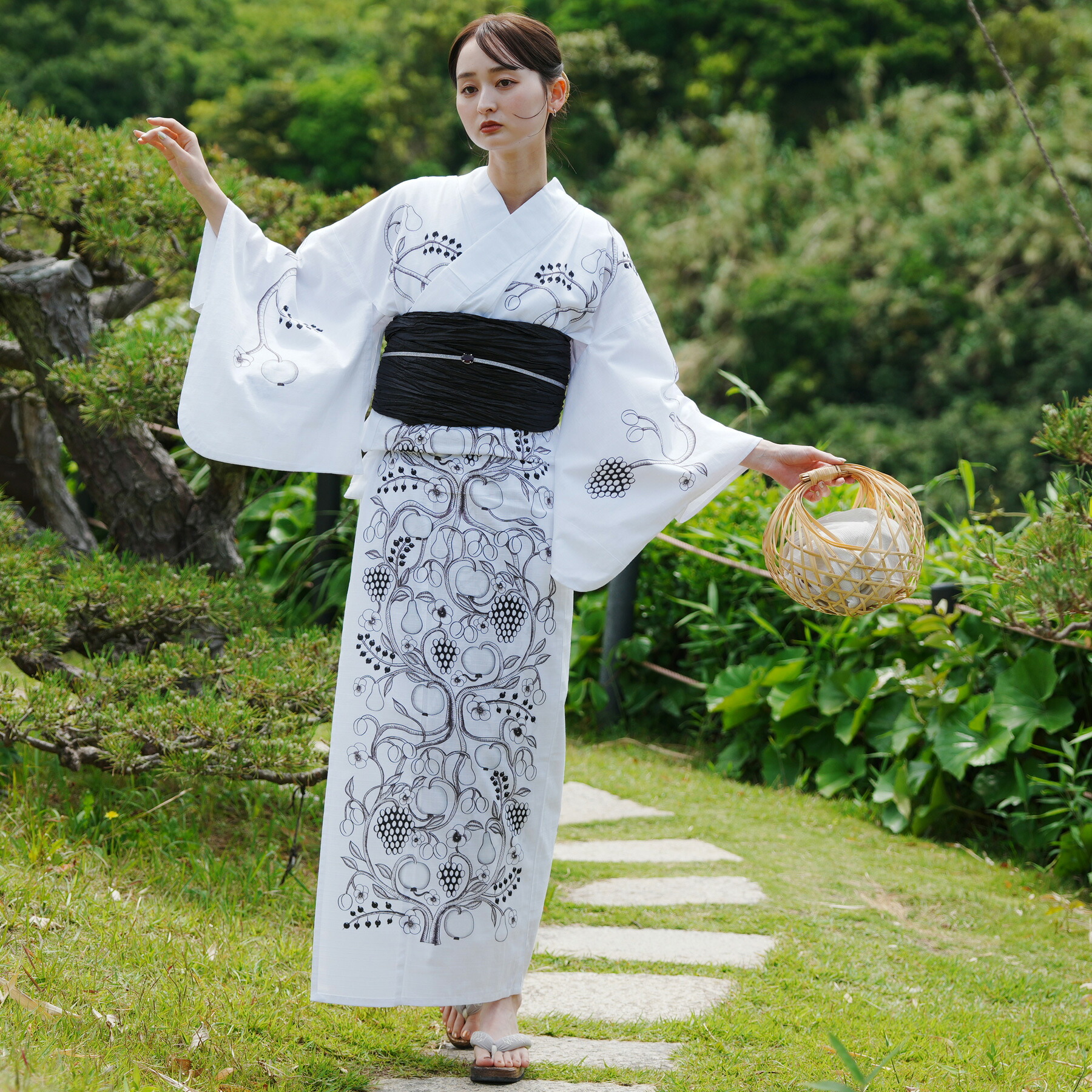 【15％OFF】【utatane×Kuovi（クオヴィ）高級変わり織　絵羽浴衣3点セット　オーチャード（ORCHARD）ホワイト】フィンランド　北欧デザイン アラビア パラティッシ復刻　フリーサイズ 浴衣セット（ゆかた・帯・下駄）ですぐお出かけ 国産生地 国内染色
