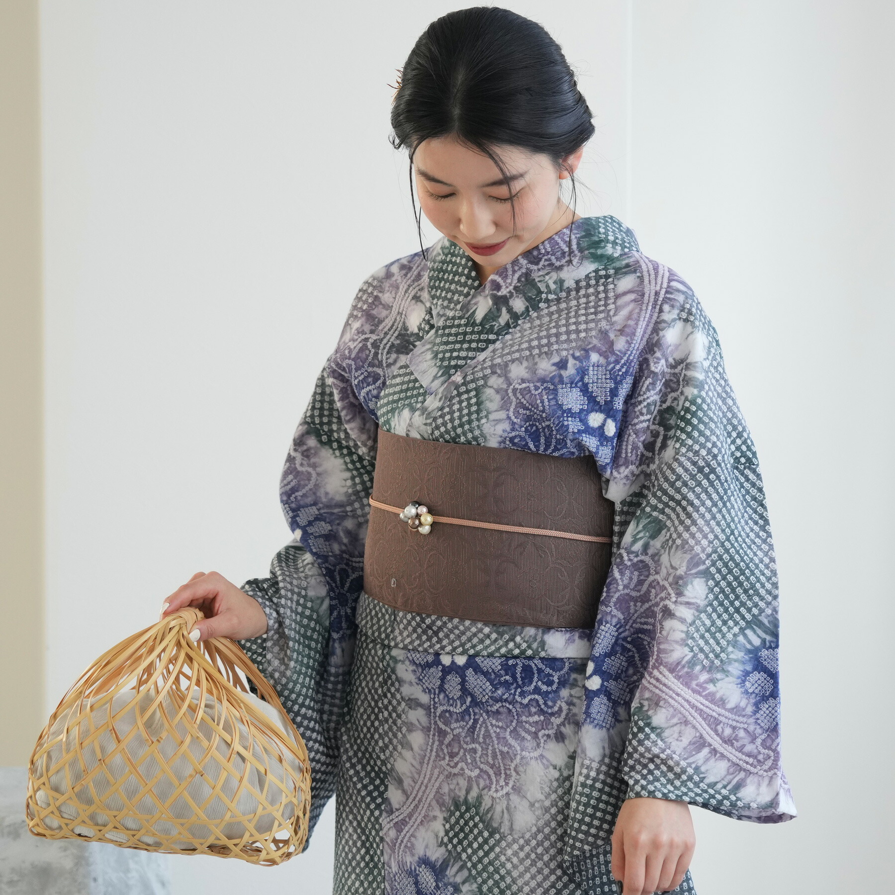 【utatane 有松絞り 浴衣3点セット 緑に流れる青紫の花】特選シリーズ 伝統工芸 国内縫製 手縫い併用希少 一生もの フリーサイズ 浴衣セット（ゆかた・帯・下駄）ですぐお出かけ 一度袖を通すと忘れらないガーゼのような至極の肌当たり